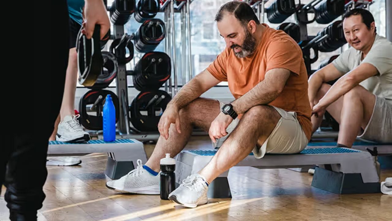 કઈ બાબતોનું ધ્યાન રાખવું: જો તમે હજી કસરત શરૂ કરી છે, તો ભારે કસરત ન કરો. કસરત કરતી વખતે ઊંડા શ્વાસ લો. આ તમારા શરીરને પૂરતો ઓક્સિજન મેળવવામાં મદદ કરી શકે છે. સંતુલિત આહાર લો અને પૂરતું પાણી પીવો જેથી શરીરને યોગ્ય ઉર્જા મળે અને સ્નાયુઓ યોગ્ય રીતે કાર્ય કરી શકે. કસરત દરમિયાન શ્વાસ લેવામાં તકલીફ એ સામાન્ય શારીરિક પ્રતિક્રિયા હોઈ શકે છે. જો આ સમસ્યા વારંવાર થતી હોય અથવા અત્યંત ગંભીર હોય, તો ડૉક્ટર દ્વારા તેની તપાસ કરાવવી મહત્વપૂર્ણ છે.