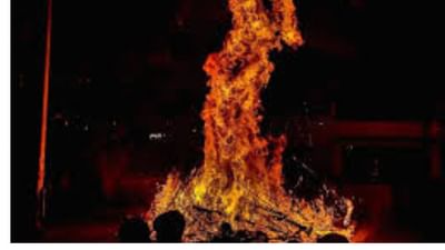 હોળી, રંગોનો તહેવાર, દર વર્ષે ભવ્યતા સાથે ઉજવવામાં આવે છે. દિવાળી પછી ભારતમાં હોળી સૌથી મોટા તહેવારોમાંનો એક છે. તે હોલિકા દહન કરી ઉજવવામાં આવે છે. આ તહેવાર અસત્ય પર સત્યની જીતનું પ્રતીક છે. ફાગણ માસમાં ઉજવાતા આ તહેવારનું વિશેષ મહત્વ છે. આ દિવસને લઈને લોકોની પોતાની માન્યતાઓ અને પૌરાણિક કથાઓ છે તેની તારીખને લઈને લોકોના મનમાં થોડી મૂંઝવણ છે, તો ચાલો જાણીએ તેની ચોક્કસ તારીખ.