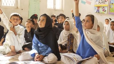 પાડોશી દેશ પાકિસ્તાનમાં શું ચાલી રહ્યું છે તે જાણવા દરેક લોકો ઉત્સુક છે. આજે અમે તમને જણાવીશું કે પાકિસ્તાનની શાળાઓમાં કેવી રીતે શિક્ષણ આપવામાં આવે છે.ઘણીવાર લોકોના મનમાં એક પ્રશ્ન આવે છે કે શું પડોશી દેશમાં કો-એડ એજ્યુકેશન ઉપલબ્ધ છે કે નહીં.