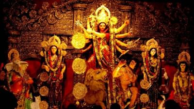 Chaitra Navratri Vastu Tips:નવરાત્રિના નવ દિવસ માતા ભગવતીના તમામ નવ સ્વરૂપોને સમર્પિત છે. આ દરમિયાન ભક્તો માતા દુર્ગાની પૂજામાં મગ્ન રહે છે. એવું માનવામાં આવે છે કે નવરાત્રિ દરમિયાન દેવી દુર્ગાની પૂજા કરવાથી બધી પરેશાનીઓ દૂર થાય છે અને બધી મનોકામનાઓ પણ પૂર્ણ થાય છે. બીજી તરફ જો કોઈ વ્યક્તિના ઘરમાં વાસ્તુ દોષ હોય તો આ સમય દરમિયાન કેટલાક ખાસ ઉપાય કરવાથી તેને વાસ્તુ દોષથી મુક્તિ મળી શકે છે. હિંદુ ધર્મમાં વાસ્તુશાસ્ત્રનું વિશેષ મહત્વ છે એવું કહેવાય છે કે જે લોકો ઘર બનાવતી વખતે વાસ્તુ નિયમોની અવગણના કરે છે તેમના ઘરમાં વાસ્તુ દોષ ઉત્પન્ન થાય છે. એવું માનવામાં આવે છે કે વાસ્તુ દોષના કારણે ઘર અને પરિવારના સભ્યોની પ્રગતિ અટકી જાય છે. આ સિવાય આર્થિક તંગી, રોગ અને ગ્રહોના પ્રભાવથી નકારાત્મકતા વધે છે. નવરાત્રિ દરમિયાન, કેટલાક સરળ અને નિશ્ચિત શૉટ ઉપાયો કરીને વ્યક્તિ આ બધી સમસ્યાઓથી છુટકારો મેળવી શકે છે.