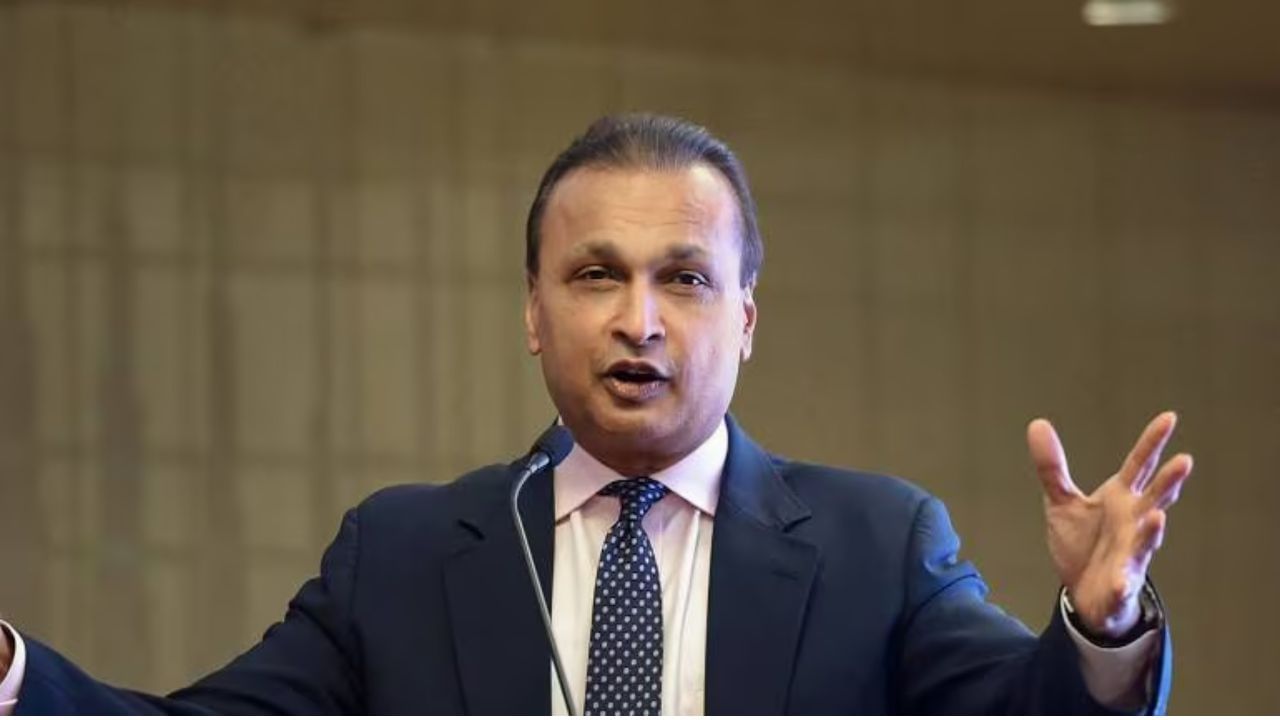 એક સમયે દેવામાં ડૂબેલા અનિલ અંબાણીની સ્થિતિ આજે બદલાઈ ગઈ છે. તેમના પુત્રોના કારણે તેમની સંપત્તિ વધી રહી છે. બજારમાં અનિલ અંબાણીની કંપનીનો વિશ્વાસ વધી રહ્યો છે, તેથી જ રોકાણકારો પણ રોકાણને પ્રાધાન્ય આપી રહ્યા છે, જેના કારણે તેમની સંપત્તિ પણ વધી રહી છે. રિલાયન્સ પાવર અને રિલાયન્સ ઈન્ફ્રાના શેરમાં તાજેતરના ઉછાળા બાદ તેમની માર્કેટ કેપમાં વધારો થયો છે. ટાઈમ્સ ઓફ ઈન્ડિયાના 2023ના રિપોર્ટ અનુસાર અનિલ અંબાણીની કુલ સંપત્તિ 250 કરોડ રૂપિયા છે.