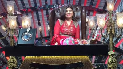 2 નેશનલ એવોર્ડ અને 7 ફિલ્મફેર એવોર્ડ જીતનાર અલકા યાજ્ઞિકે માત્ર 14 વર્ષની ઉંમરે પોતાની કારકિર્દીની શરૂઆત કરી હતી. તેમણે પોતાની કારકિર્દીમાં 16 ભાષાઓમાં 2000થી વધુ ગીતો ગાયા છે. જો આપણે 90ના દાયકાની મેલોડી ક્વીન વિશે વાત કરીએ, તો તેમણે ખુબ મોટું નામ કમાયું છે.