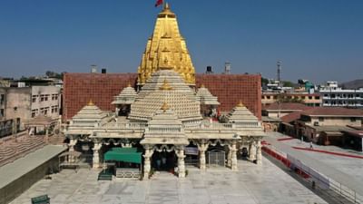 ભારતમાં આવેલા 51 શક્તિપીઠોમાંથી એક શક્તિપીઠ ગુજરાતના બનાસકાંઠા જિલ્લામાં આવેલા અંબાજીમાં છે. લોકમાન્યતા અનુસાર માતા સતીનું હૃદય અહીં પડ્યું હતું અને આ મંદિરની ખાસ વાત એ છે કે અહીં દેવી માતાજીની કોઈ પ્રતિમા નથી. આ મંદિરમાં શ્રી ચક્ર સ્થાપિત કરવામાં આવી છે. જેની પૂજા કરવામાં આવે છે. તે માઉન્ટ આબુથી 45 કિલોમીટર દૂર સ્થિત ગુજરાતના સૌથી પ્રખ્યાત મંદિરોમાંનું એક છે.