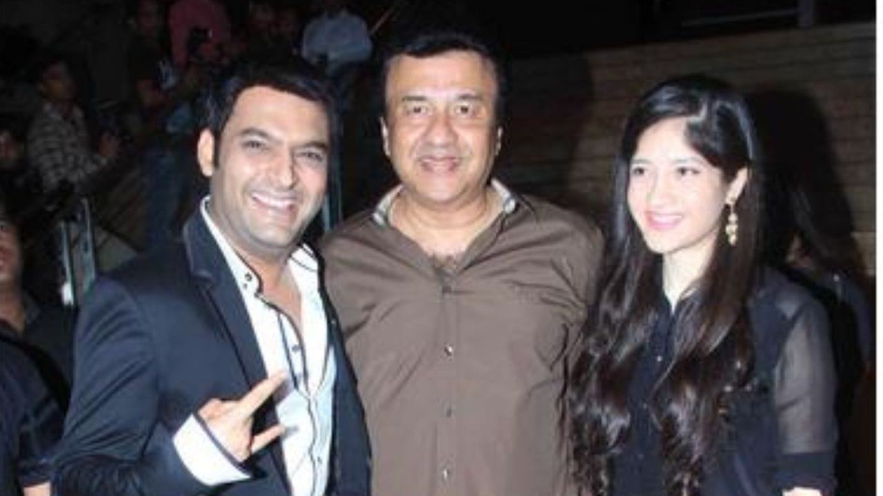 તમને જણાવી દઈએ કે અનુ મલિક અને અંજુની મુલાકાત મીઠીબાઈ કોલેજમાં થઈ હતી. ત્યાંથી બંને એકબીજાને પસંદ કરવા લાગ્યા અને બંને પ્રેમમાં પડ્યા. અનુ મલિકે એક વાતચીત દરમિયાન કહ્યું હતું કે, 'જ્યારે તે કોલેજમાં અંજુને ફોલો કરી રહ્યો હતો, ત્યારે અંજુએ પ્રિન્સિપાલને તેના વિશે ફરિયાદ કરી હતી.' અને ડરના કારણે અનુ મલિક ખંડાલા ભાગી ગયો હતો. ત્યારબાદ અંજુ માટે એક ગીત લખ્યું.