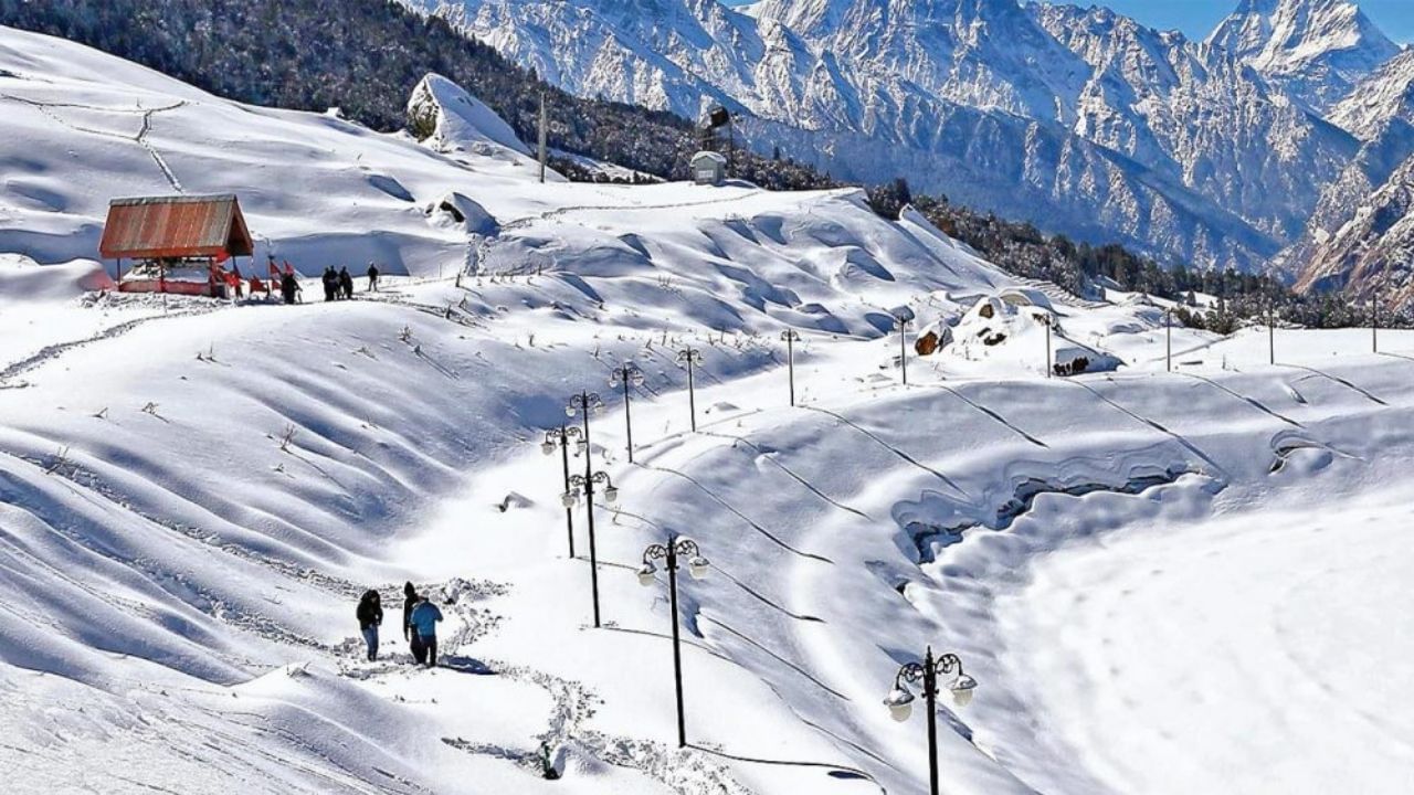 જો તમે એપ્રિલમાં ક્યાંક ઠંડી જગ્યાએ જવા માંગતા હો, તો તમે ઔલી જઈ શકો છો. તે ઉત્તરાખંડ રાજ્યના ચમોલી જિલ્લામાં આવેલું એક શહેર છે. આ એક ખૂબ જ સુંદર હિલ સ્ટેશન છે. પર્વતો, તળાવો, ધોધ અને ગાઢ જંગલોની આસપાસના વાદળો આ સ્થળની સુંદરતામાં વધારો કરે છે. તેવી જ રીતે, એપ્રિલમાં, અહીં તાપમાન 10°C થી 20°C ની આસપાસ હોય છે. અહીં તમે નંદા દેવી શિખર, ઔલી તળાવ, ગુર્સો બુગ્યાલ, ત્રિશૂલ શિખર જેવા ઘણા સુંદર સ્થળોની મુલાકાત લઈ શકો છો. તમે તમારા જીવનસાથી અથવા મિત્રો સાથે અહીં મુલાકાતનો પ્લાન બનાવી શકો છો.