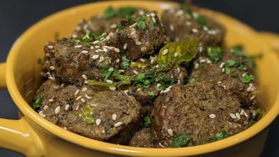 બાજરીના મૂઠીયા બનાવવા માટે ચણાનો લોટ, બાજરીનો લોટ, હળદર, લાલ મરચું, મીઠું, લીલી મેથીના પાન, આદુ-મરચાની પેસ્ટ, તેલ,લસણ, રાઈ, તલ, જીરું, હિંગ સહિતની સામગ્રીની જરુર પડશે.