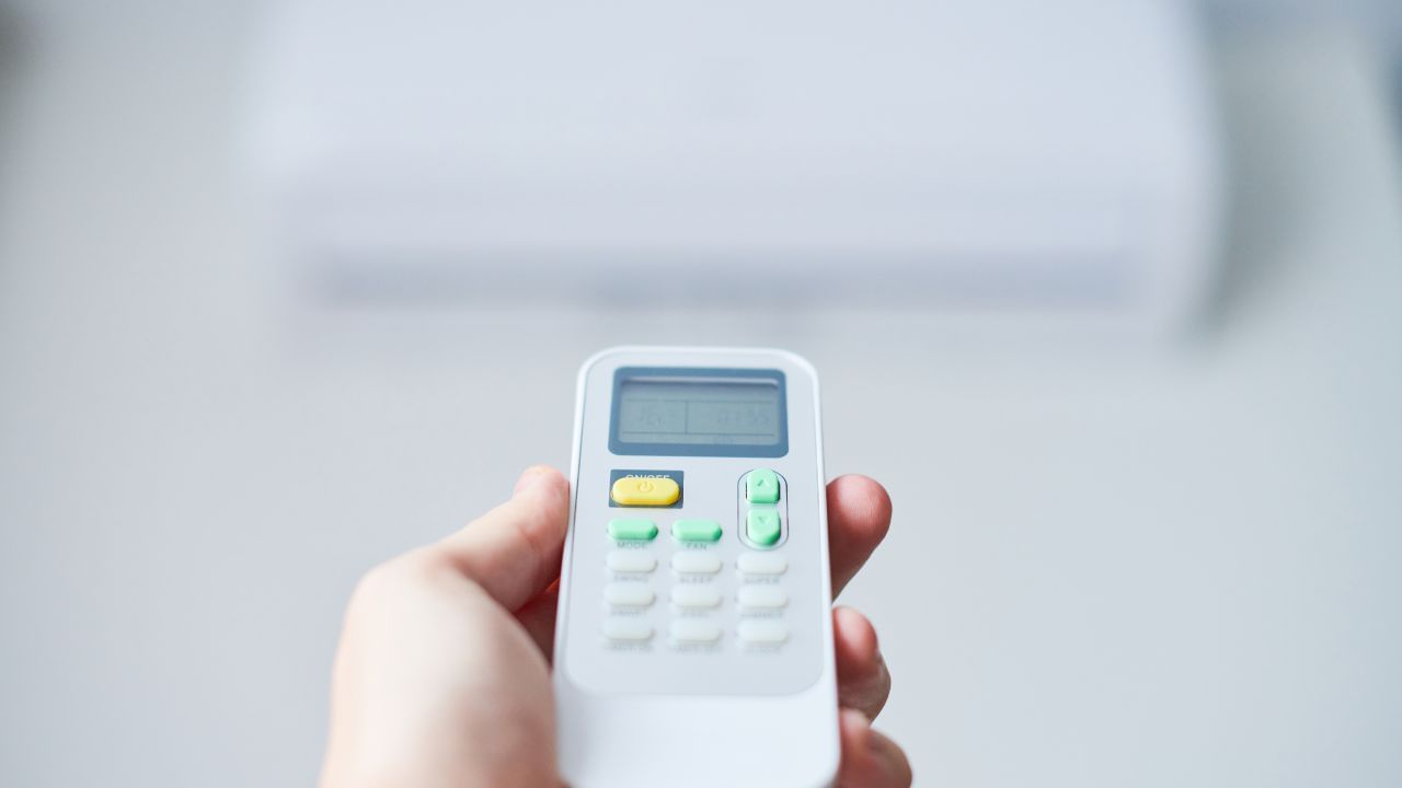 નોન-ઇન્વર્ટર એસીના ફાયદા એ છે કે આ એર કંડિશનર્સની કિંમત ઓછી છે, પરંતુ આ એસી વધુ વીજળી વાપરે છે, જેના કારણે વીજળીનું બિલ વધારે આવે છે. (All Image - Canva)