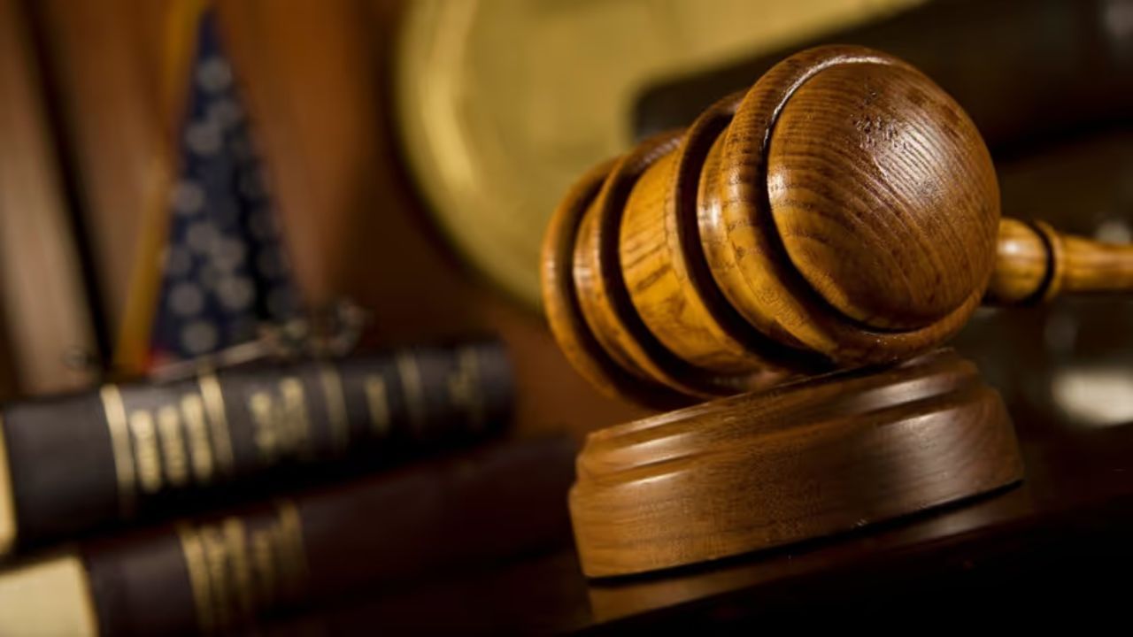 આ ભ્રામક જાહેરાત એટલા માટે બતાવવામાં આવે છે કે વધુને વધુ લોકો પાન મસાલા અને તમાકુના પાઉચના આ મિશ્રણને ખરીદે અને તેના ઉત્પાદક નફો કમાય. ફરિયાદમાં કહેવામાં આવ્યું છે કે અભિનેતા આ પાન મસાલાના દરેક દાણામાં કેસરની હાજરી બતાવીને ખોટો પ્રચાર કરી રહ્યો છે.