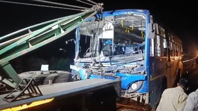 Panchmahal : ST બસ અને ડમ્પર વચ્ચે સર્જાયો ગમખ્વાર અકસ્માત, 15 લોકો થયા ઈજાગ્રસ્ત, જુઓ Video Panchmahal : ST બસ અને ડમ્પર વચ્ચે સર્જાયો ગમખ્વાર અકસ્માત, 15 લોકો થયા ઈજાગ્રસ્ત, જુઓ Video