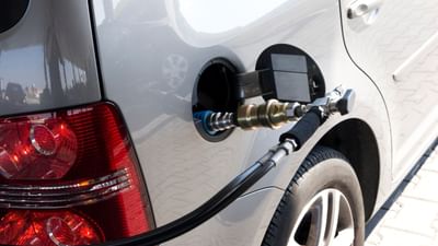 CNG 200 થી 250 બાર (bar) દબાણ પર ભરવામાં આવે છે, જે સામાન્ય પેટ્રોલ અને ડીઝલ ટાંકીની તુલનામાં ઘણું વધુ છે. CNG ભરતી વખતે ટાંકીમાં તીવ્ર દબાણ વધે છે. જો ટેક્નિકલ ખામી હોય અથવા ગેસ લીકેજ થાય, તો ટાંકી ફાટી શકે છે કે વિસ્ફોટ થઈ શકે છે. લોકો બહાર હશે તો તેઓ આ જોખમથી સુરક્ષિત રહેશે. ( Credits: Getty Images )