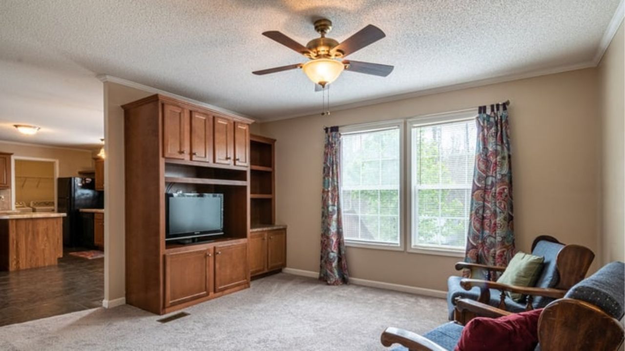 ઉનાળાની ઋતુમાં તમે ઘણીવાર જોયું હશે કે ઘણા લોકો માથા પર ભીનો રૂમાલ બાંધીને ફરતા હોય છે. જેના કારણે આસપાસ ગરમ હવા ઠંડી લાગે છે. પંખાની હવાને ઠંડુ કરવા માટે તમે આ ટેકનીકની મદદ પણ લઈ શકો છો. તમે ટેબલ ફેનની સામે કોઈ વસ્તુના ટેકાથી ભીનો ટુવાલ લટકાવી શકો છો. તેનાથી હવા ઠંડી લાગશે. જો કે, તમે ફક્ત આ પદ્ધતિનો પ્રયાસ કરી શકો છો, તમે તમારા માટે નક્કી કરી શકો છો કે તે કામ કરે છે કે નહીં.