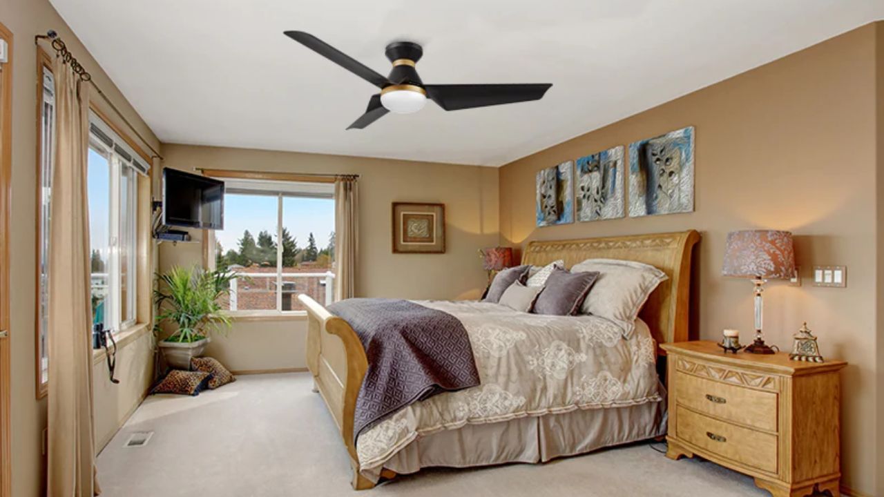 જો તમારો રૂમ બારીની બાજુમાં છે. અથવા રૂમમાં બારી હોય તો તેને ખુલ્લી રાખો. ક્રોસ વેન્ટિલેશનને કારણે, ઠંડી હવા ઓરડામાં આવે છે. તમે બારી પર એક નાનો ટેબલ ફેન પણ રાખી શકો છો. તેનાથી રૂમમાં હવા ફરતી રહેશે.