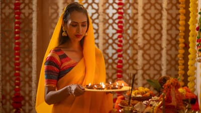 ચૈત્ર નવરાત્રિ માં માતા દુર્ગાની ઉપાસના અને સાધના માટે અનુષ્ઠાન કરવું ખૂબ શુભ માનવામાં આવે છે. નવ દિવસ સુધી નિયમિત સાધના, પૂજા, વ્રત અને મંત્રોચ્ચાર કરવાથી જીવનમાં શાંતિ, સુખ-સમૃદ્ધિ અને ધાર્મિક પ્રભાવ વધે છે. ( Credits: Getty Images )