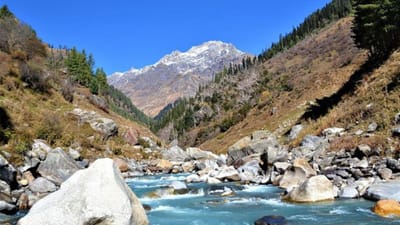 હિમાચલ પ્રદેશનું ચલાલ ગામ તેની સુંદર ખીણો, બરફીલા શિખરો અને લીલાછમ જંગલો માટે પ્રખ્યાત છે. આ સ્થળ દરેક પ્રવાસીને મોહિત કરે છે અહીં પહોંચવું સરળ છે અને રહેવા અને ખાવાનો ખર્ચ પણ વધારે નથી. જો તમે હિમાચલ પ્રદેશના ચલાલ ગામની મુલાકાત લેવાનું વિચારી રહ્યા છો, તો તેનો ખર્ચ આશરે 15 હજાર થઈ શકે છે. 