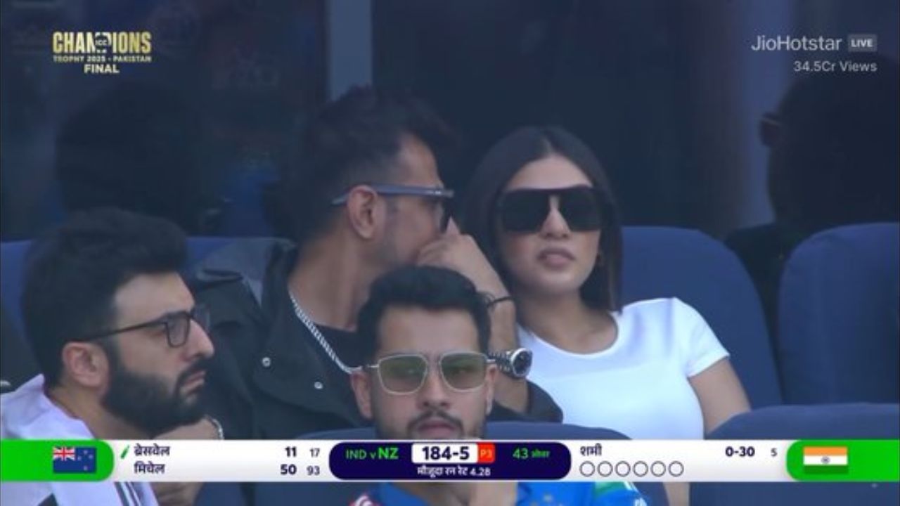 ચહલ અને આરજે મહવાશે ઇન્સ્ટાગ્રામ સ્ટોરી પર એક વીડિયો શેર કર્યો છે જેમાં બંને એક જ ખૂણાથી વીડિયો પોસ્ટ કરતા જોવા મળે છે. બંનેના વીડિયોના બેકગ્રાઉન્ડમાં 'ઓલ ઓન ધ લાઇન' લખેલું છે. ધનશ્રી સાથે છૂટાછેડાની અટકળો વચ્ચે, ચહલ બીજી છોકરી સાથે બેઠો હોવાના સમાચારે હેડલાઇન્સ બનાવી છે.