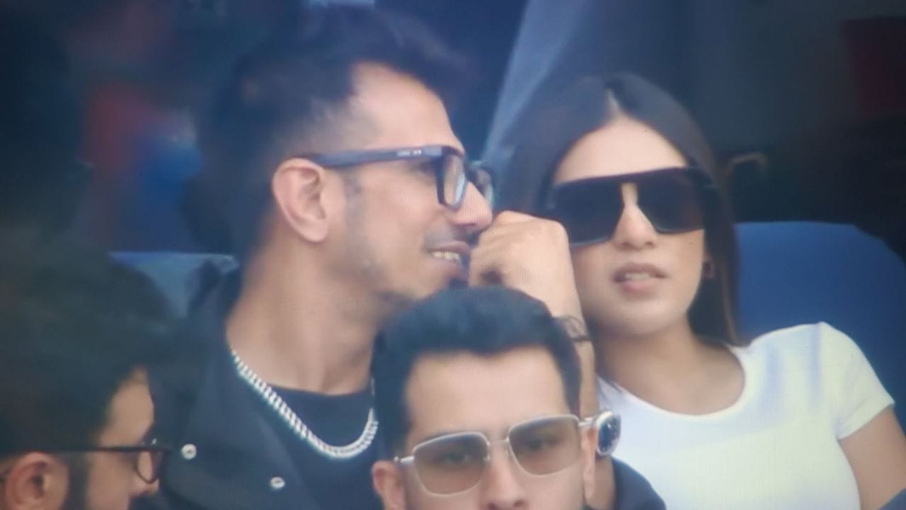 છેલ્લા કેટલાક સમયથી ભારતીય ટીમની બહાર રહેલા ચહલે ધનશ્રી સાથેના પોતાના ફોટા હટાવી લીધા હતા. મીડિયા રિપોર્ટ્સ અનુસાર, આનાથી ચહલ અને ધનશ્રી વચ્ચેના છૂટાછેડાના સમાચારને મજબૂતી મળી. છૂટાછેડાના સમાચાર વચ્ચે, ચહલ અને ધનશ્રીએ સોશિયલ મીડિયા પોસ્ટ દ્વારા ચાહકોને ઘણી વખત સંકેતો આપ્યા છે અને તેમની લાગણીઓ સ્પષ્ટ કરી છે.