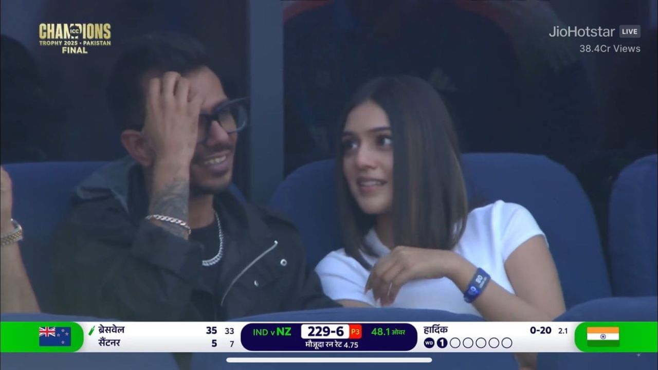 ભારત અને ન્યુઝીલેન્ડ વચ્ચેની ફાઇનલ મેચની વાત કરીએ તો, કિવી ટીમને 46મી ઓવરમાં 211 રનના સ્કોર પર છઠ્ઠો ફટકો પડ્યો. ભારતીય ફાસ્ટ બોલર મોહમ્મદ શમીએ ઓવરમાં સતત બે ચોગ્ગા ફટકાર્યા બાદ ડેરિલ મિશેલને કેપ્ટન રોહિત શર્માના હાથે કેચ કરાવ્યો. તે ૧૦૧ બોલમાં ત્રણ ચોગ્ગાની મદદથી ૬૩ રન બનાવીને આઉટ થયો હતો. હાલમાં કેપ્ટન મિશેલ સેન્ટનર અને માઈકલ બ્રેસવેલ ક્રીઝ પર છે. ડેરિલ મિશેલ અને બ્રેસવેલે છઠ્ઠી વિકેટ માટે 46 રન ઉમેર્યા. (All Image - jiohotstar)