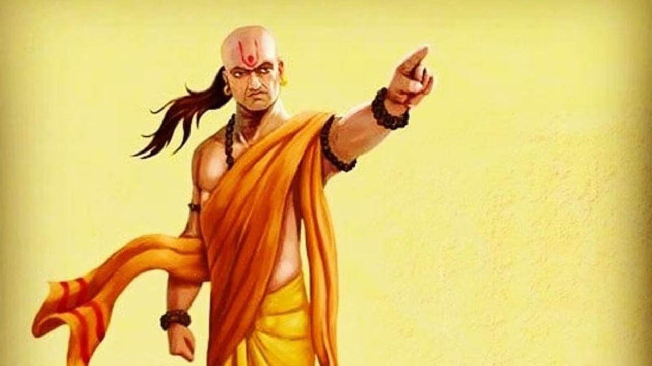 ચાણક્ય નીતિમાં પતિ-પત્નીના સંબંધો, પારિવારિક જીવન અને સફળતા અંગે ઘણી મહત્વપૂર્ણ બાબતોનો ઉલ્લેખ કરવામાં આવ્યો છે. ચાણક્ય કહે છે કે પૈસા કેટલાક લોકો સાથે રહેતા નથી અને તેના કેટલાક કારણો છે. જાણો કયા લોકોને એક સમયે પૈસાની અછતનો સામનો કરવો પડે છે.