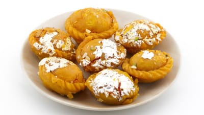 હોળી સ્પેશિયલ ચંદ્રકલા ઘરે બનાવવા માટે મેંદો, ઘી, માવો, સોજી, ખાંડ,  ડ્રાયફ્રુટ, તજ, લવિંગ, ઈલાયચી, ઘી, કિશમિશ, કેસર, ઈલાયચી પાઉડર સહિતની તમામ સામગ્રીની જરુર પડશે. 