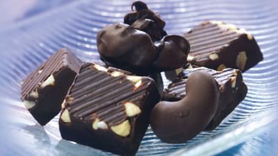 નાના બાળકો ચોકલેટ જોતાની સાથે જ ખાવા માટે જીદ્દ કરતા હોય છે. પરંતુ તેનાથી થતા નુકસાનને કારણે માતા- પિતા બાળકને ચોકલેટ આપવાનું ટાળતા હોય છે. તો આજે અમે તમારા માટે હેલ્ધી ચોકલેટની રેસિપી લઈને આવ્યા છીએ. 