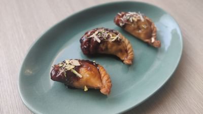 ચોકલેટ ઘુઘરા બનાવવા માટે મેંદો, ઘી, ડાર્ક ચોકલેટ, માવો, ખાંડ, સૂકા ફળો, કોકો પાઉડર, એલચી પાઉડર, દૂધ, તળવા માટે તેલ અથવા ઘી સહિતની સામગ્રીની જરુરત પડશે.