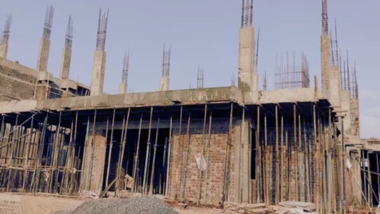 બાંધકામ કાર્ય જોવું: સ્વપ્ન શાસ્ત્ર અનુસાર સ્વપ્નમાં બાંધકામ જોવું શુભ માનવામાં આવે છે. આનો અર્થ એ કે તમને પ્રમોશન મળશે. પોતાને ગરીબીમાં જોવું: સ્વપ્ન શાસ્ત્ર અનુસાર પોતાને ગરીબીમાં જોવાનો અર્થ એ છે કે તમારી આર્થિક સ્થિતિમાં સુધારો થવાનો છે. આ સ્વપ્ન નાણાકીય લાભનો સંકેત આપે છે.
