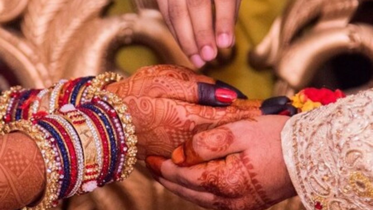હિન્દુ લગ્ન સાથે સંકળાયેલા ઘણા રિવાજોમાંથી એક એ છે કે એક જ કુળમાં લગ્ન ન કરવા. જેમ લગ્ન પહેલાં કુંડળી મેળાવવાની પરંપરા છે, તેવી જ રીતે ગોત્ર મેળ પણ એ જ રીતે કરવામાં આવે છે. જો ગોત્ર સમાન હોય તો લગ્ન થતા નથી.