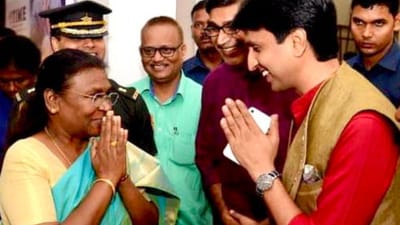 ડૉ. કુમાર વિશ્વાસના પિતા, ડૉ. ચંદ્રપાલ શર્મા, પીલખુઆમાં RSS ડિગ્રી કોલેજમાં લેક્ચરર હતા. કુમાર વિશ્વાસની માતાનું રમા શર્મા છે જે ગૃહિણી છે. કુમાર વિશ્વાસ 4 ભાઈઓ અને એક બહેનમાં સૌથી નાના છે.