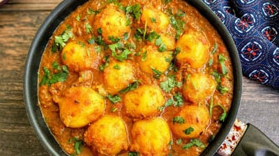 પંજાબી વાનગી બનાવતા હોય છે. તેમાંથી સૌથી પ્રિય વાનગી એવી દમ આલૂ પણ તમે ઘરે બનાવી શકો છો. દમ આલૂ બનાવવા માટે નાના બટાકા, ડુંગળી, દહીં, તમાલ પત્ર,હીંગ, લાલ મરચું પાઉડર, હળદર, આદુ- લસણની પેસ્ટ,સૂકા ધાણા, જીરું, કસ્તૂરી મેથી, ખાંડ સહિતની સામગ્રીની જરુર પડશે.