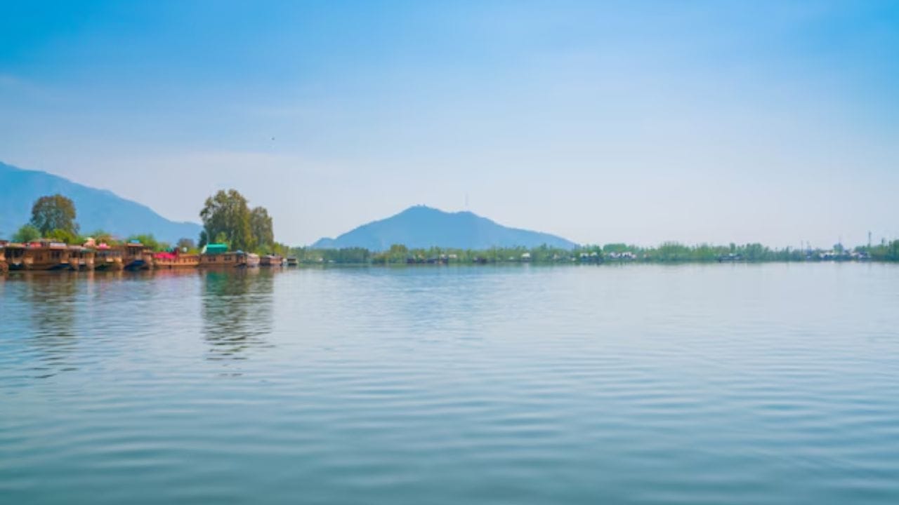 રાજસ્થાનના ઉદયપુરમાં આવેલું ફતેહસાગર તળાવની મુલાકાત લઈ શકો છે. તમે બોટિંગ માટે પણ પ્રખ્યાત સ્થળ છે. અહીં તમે નહેરુ ગાર્ડન અને ઊંચી ટેકરીઓનો સુંદર નજારો જોવા મળશે. 