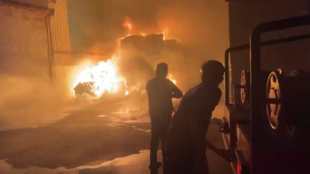 Valsad : પેપરની મિલમાં લાગી ભીષણ આગ, આસપાસના વિસ્તારોમાં અફરાતફરીનો માહોલ, જુઓ Video