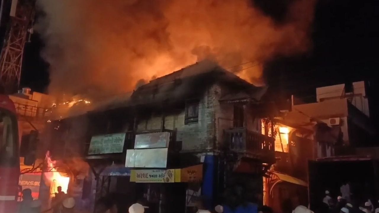 Panchmahal : ગોધરામાં જૂની ઈમારતમાં લાગી ભીષણ આગ, 10થી વધુ મકાન અને દુકાનો આવી આગની ઝપેટમાં, જુઓ Video Panchmahal : ગોધરામાં જૂની ઈમારતમાં લાગી ભીષણ આગ, 10થી વધુ મકાન અને દુકાનો આવી આગની ઝપેટમાં, જુઓ Video