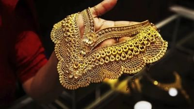 છેલ્લા એક દાયકામાં સોનાની કિંમતમાં ઝડપથી વધારો થયો છે. ઓગસ્ટ 2011માં સોનાની કિંમત 25,000 રૂપિયા હતી, જે જુલાઈ 2020 સુધીમાં વધીને 50,000 રૂપિયા થઈ ગઈ. રૂ. 50,000 થી રૂ. 75,000 સુધી પહોંચવામાં માત્ર 48 મહિના લાગ્યા અને સપ્ટેમ્બર 2024 સુધીમાં સોનાનો ભાવ રૂ. 75,000 પ્રતિ દસ ગ્રામ સુધી પહોંચી જશે. હાલમાં 24 કેરેટ સોનાની કિંમત 1 ગ્રામ માટે 8,430 રૂપિયા છે.