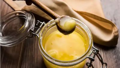 સ્વસ્થ રહેવા માટે, ડોકટરો હંમેશા લોકોને તેલ અને રિફાઇન્ડ ઓઇલથી દૂર રહેવાની સલાહ આપે છે, પરંતુ શુદ્ધ દેશી ઘી અદ્ભુત પોષક તત્ત્વોથી ભરપૂર છે જેનું જો ધ્યાનપૂર્વક અને યોગ્ય રીતે સેવન કરવામાં આવે તો તમારા પાચન, ચયાપચય અને હૃદયના સ્વાસ્થ્યને પણ ફાયદો થાય છે.