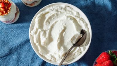 આજકાલ સ્વસ્થ ખોરાકના શોખીનો લોકોમાં ગ્રીક યોગર્ટ ખૂબ લોકપ્રિય બન્યું છે. તે માત્ર સ્વાદમાં જ સ્વાદિષ્ટ નથી, પરંતુ તે પ્રોટીનથી પણ ભરપૂર છે અને પાચન માટે ફાયદાકારક માનવામાં આવે છે.જોકે બજારમાં ઉપલબ્ધ ગ્રીક યોગર્ટ મોંઘુ હોવાની સાથે પ્રિઝર્વેટિવ્સથી ભરપૂર પણ હોઈ શકે છે, જે સ્વાસ્થ્ય માટે હાનિકારક હોઈ શકે છે. તો તમે ઘરે જ સરળતાથી બનાવો.