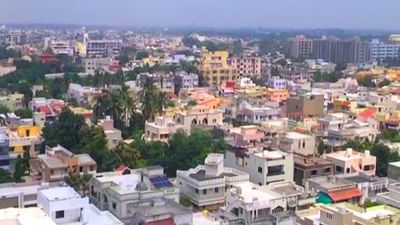 ખેડા નામના ઉદ્ભવ અંગે વિવિધ માન્યતાઓ છે. એક માન્યતા મુજબ, "ખેડા" શબ્દ સંસ્કૃતના "ખેડ" (ખેતર અથવા ખેત) પરથી આવેલ હોઈ શકે, જેનો અર્થ છે ખેતીપ્રધાન ભૂમિ. ખરેખર, ખેડા જિલ્લામાં ખેતીનો મુખ્ય વ્યવસાય છે, અને આ વિસ્તાર ઉપજાઉ જમીન માટે પ્રખ્યાત છે.