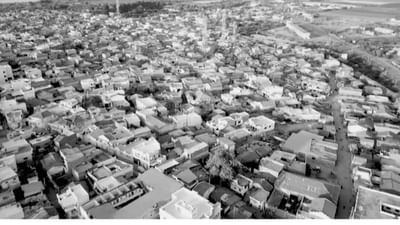 સુરેન્દ્રનગરનું નામ રાજા સુરેન્દ્રસિંહજીના નામ પરથી રાખવામાં આવ્યું હતું. આ શહેર પહેલા વઢવાણ તરીકે જાણીતું હતું, જે આ પ્રદેશનું એક ઐતિહાસિક શહેર હતું. વઢવાણ રાજ્ય પહેલાથી જ વેપાર અને સાંસ્કૃતિક પ્રવૃત્તિઓનું કેન્દ્ર હતું. પાછળથી જ્યારે આ વિસ્તારનો વહીવટી વિકાસ થયો, ત્યારે તેનું નામ બદલીને સુરેન્દ્રનગર રાખવામાં આવ્યું.