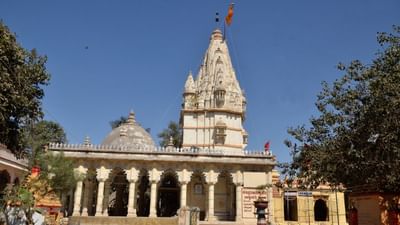 પોરબંદરનું નામ સંસ્કૃત શબ્દો "પૌરવ" અને "બંદર" પરથી આવ્યું છે."પૌરવ" શબ્દ પ્રાચીન પૌરવ વંશ સાથે સંબંધિત હોવાનું માનવામાં આવે છે, જે મહાભારત કાળ દરમિયાન મહત્વપૂર્ણ હતું. જે આ શહેરના દરિયાકાંઠાના વેપાર મહત્વને પ્રતિબિંબિત કરે છે.આમ, પોરબંદરનો અર્થ "પૌરવોનું બંદર" થાય છે.