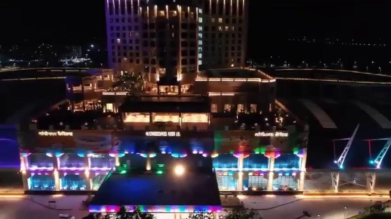 ગાંધીનગર માત્ર એક રાજધાની નહીં, પણ ભવિષ્યનું સ્માર્ટ અને ઈકો-ફ્રેન્ડલી શહેર છે. ડિજિટલ ઈન્ફ્રાસ્ટ્રક્ચર અને GIFT City દ્વારા આંતરરાષ્ટ્રીય ફાઇનાન્શિયલ હબ બની રહ્યું છે. 