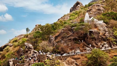 માઉન્ટ આબુનું પ્રાચીન નામ "અર્બુદાચલ" હતું. હિન્દૂ પૌરાણિક કથાઓ અનુસાર, આ નામ "અર્બુદાચલ પર્વત" પરથી પડ્યું છે. એવું માનવામાં આવે છે કે દેવતાઓએ અહીંની ગિરીપ્રદેશ પર આરામ લીધો હતો, અને આ સ્થાન શિવભક્ત તથા ઋષિ-મુનિઓ માટે મહત્વનું સ્થાન રહ્યું છે. ( Credits: Getty Images )