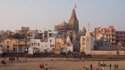 દ્વારકા નામ સંસ્કૃત શબ્દો "દ્વાર" (દ્વાર અથવા પ્રવેશદ્વાર) અને "કા" (સ્થળ અથવા સ્થળ) પરથી ઉતરી આવ્યું છે, જેનો અર્થ "સ્વર્ગ અથવા મુક્તિનો પ્રવેશદ્વાર" થાય છે, તેને "દેવભૂમિ" કહેવામાં આવે છે કારણ કે તે ભગવાન શ્રી કૃષ્ણનું કાર્યસ્થળ રહ્યું છે અને ધાર્મિક દૃષ્ટિકોણથી તે ખૂબ જ પવિત્ર માનવામાં આવે છે. પુરાણો અનુસાર, જ્યારે ભગવાન કૃષ્ણએ મથુરા છોડ્યું, ત્યારે તેમણે દ્વારકાને પોતાની રાજધાની બનાવી, અને દરિયા કિનારે એક ભવ્ય શહેર સ્થાપ્યું. ( Credits: Getty Images ) 