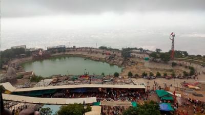 "પંચમહાલ" નામ બે શબ્દોથી બનેલું છે – પંચ (અર્થાત્ પાંચ) અને  મહાલ (અર્થાત્ ખંડ અથવા પ્રાંત). હિંદુ અને મુઘલ શાસન દરમિયાન, આ વિસ્તાર પાંચ પ્રાંતોમાં વહેંચાયેલો હતો, તેથી તેનું નામ "પંચમહાલ" પડ્યું હોવાનું માનવામાં આવે છે.