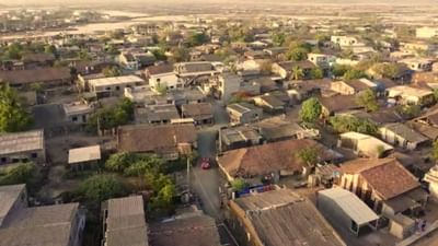 નવસારીનું એક પ્રાચીન નામ "નવસારિકા" હતું જે સંસ્કૃત ભાષા પરથી ઉતરી આવ્યું છે, આ નામ સ્કંદ પુરાણ અને કથા સરૈતસાગર જેવા ગ્રંથોમાં જોવા મળે છે, કેટલાક વિદ્વાનોના મતે, "નવા" નો અર્થ "નવું" અને "સારી" નો અર્થ "સ્થળ" અથવા "વસાહત" હોઈ શકે છે, જેનાથી આ નામ "નવી વસાહત" તરીકે અર્થપૂર્ણ બને છે.