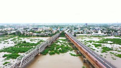 ભરૂચનું પ્રાચીન નામ ‘ભૃગુકચ્છ’ હતું. આ નામ મહર્ષિ ભૃગુના નામ પરથી પડ્યું હતું.હિન્દૂ પૌરાણિક કથાઓ અનુસાર, મહર્ષિ ભૃગુ, જે સાત મહાન ઋષિઓ પૈકી એક હતા, તેમણે અહીં તપસ્યા કરી હતી. તેથી આ સ્થળને "ભૃગુકચ્છ" તરીકે ઓળખવામાં આવતું. સમયાંતરે, ‘ભૃગુકચ્છ’ શબ્દ બોલવામાં સરળતા માટે ‘ભરૂચ’ તરીકે પ્રચલિત થઈ ગયો.