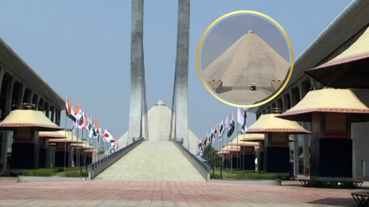 સ્વતંત્રતા પછી, 1960 માં, જ્યારે મુંબઈનું મહારાષ્ટ્ર અને ગુજરાતમાં વિભાજન થયું, ત્યારે તેને ગુજરાતની રાજધાની તરીકે સત્તાવાર દરજ્જો મળ્યો. આ શહેરનું નામ રાષ્ટ્રપિતા મહાત્મા ગાંધીના નામ પરથી રાખવામાં આવ્યું છે.