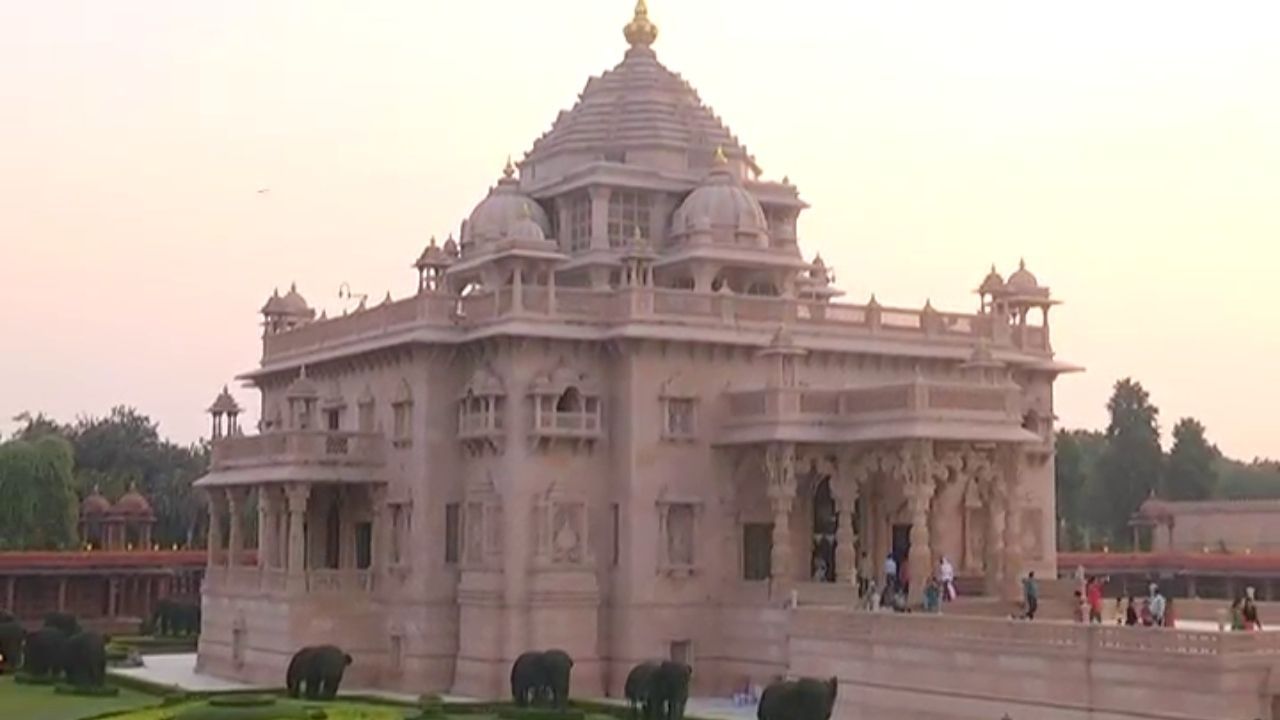 ગુજરાતના પાટનગર ગાંધીનગરની રચના ચંદીગઢ બાદ પ્લાન્ડ શહેર તરીકે કરવામાં આવી છે. ગાંધીનગરે હરિયાળીની દૃષ્ટિએ એક ખાસ ઓળખ ઊભી કરી છે. ટૂંકા ગાળામાં આ શહેરે એટલું બધું હાંસલ કર્યું છે કે આજે દરેકને તેના પર ગર્વ છે. 