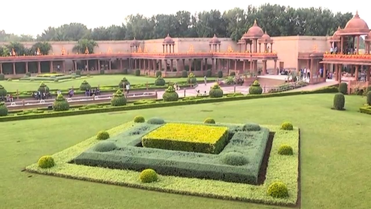 શહેરને 30 સેક્ટરમાં વહેંચવામાં આવ્યું છે, જે સુવ્યવસ્થિત અને પર્યાવરણમિત્ર છે. શહેરની 50% જમીન હરિયાળી છે, જે Green City તરીકે ઓળખાય છે.  