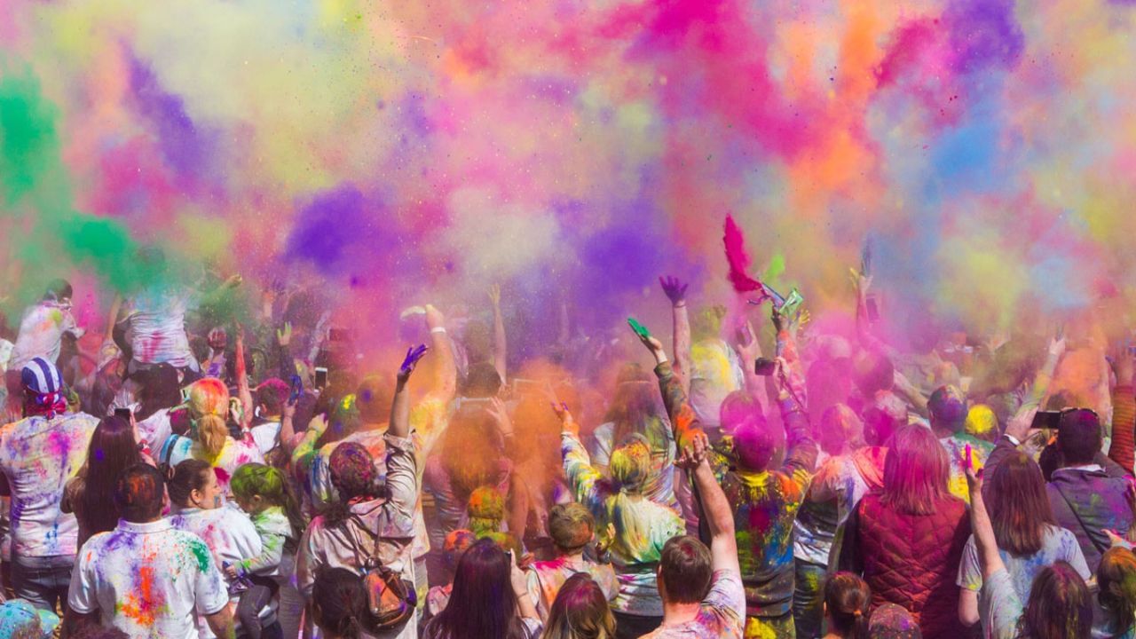 વાળમાં તેલ લગાવો: હોળી રમતા પહેલા તમારા વાળમાં તેલ લગાવો અને તેને યોગ્ય રીતે બાંધી લો. તેલમાં લીંબુ ભેળવીને લગાવવું સારું છે. તમે સરસવ, બદામ, નાળિયેર અથવા ઓલિવ તેલનો ઉપયોગ કરી શકો છો. રંગો સાથે રમતી વખતે તમારા માથા પર પાણીના રંગો ન જવા દો.
