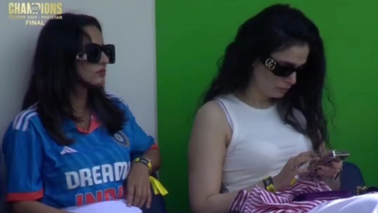 આ ઉપરાંત ડેરિલ મિશેલે 63 રન અને ગ્લેન ફિલિપ્સે 34 રન બનાવ્યા હતા. ભારત તરફથી કુલદીપ યાદવ અને વરુણ ચક્રવર્તીએ બે-બે વિકેટ લીધી.