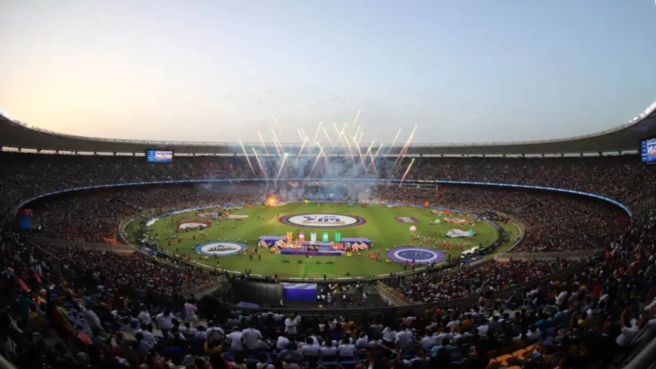 IPL 2025 22 માર્ચે કોલકાતાના ઇડન ગાર્ડન્સ ખાતે શરૂ થશે. ઓપનિંગ સેરમનીમાં શ્રદ્ધા કપૂર, વરુણ ધવન અને ગાયક અરિજીત સિંહ પોતાના પર્ફોર્મન્સથી ચાહકોનું મનોરંજન કરશે. પ્રથમ મેચમાં કોલકાતા નાઈટ રાઈડર્સ અને રોયલ ચેલેન્જર્સ બેંગ્લોર આમને-સામને થશે.